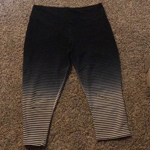 Woman’s Nike dyi-fit Leggings Size L